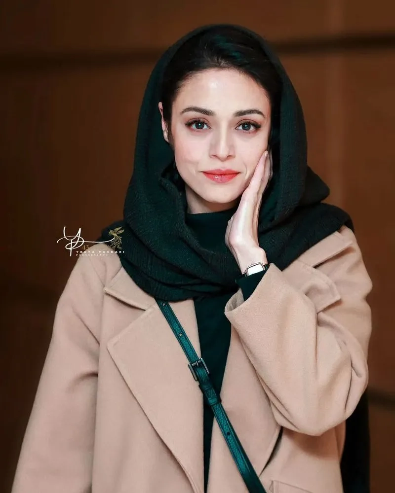 وقتی ژوله از نیامدن سوگل خلیق به اجرای تئاتر خود گلایه می‌کند