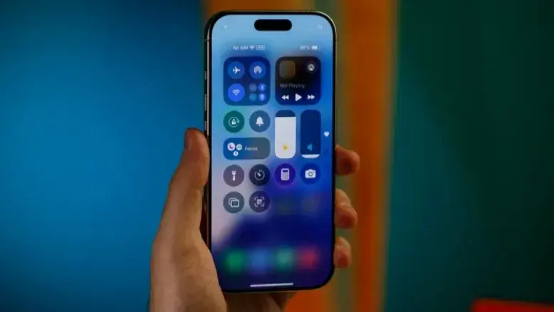 ابعاد نمایشگر آیفون ۱۸ فاش شد؛ پروها با فیس‌آیدی زیر صفحه