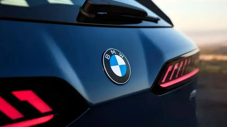 لوگوی جدید BMW رسماً رونمایی شد؛ جزئیاتی که شاید متوجه‌ آن نشوید!