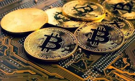 قیمت بیت کوین و سایر ارزهای دیجیتال در ۱۳ بهمن ۱۴۰۴؛ کاهش بیت کوین در بازار داخلی