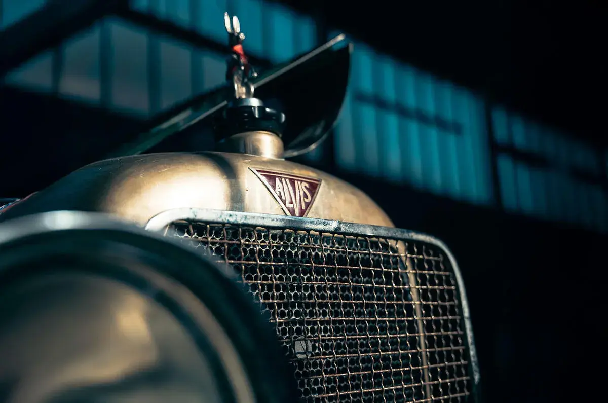 سفر در زمان با کارخانه جادویی «آلویس»؛ جایی که هنوز خودروهای ۱۹۳۰ تولید می‌شوند 