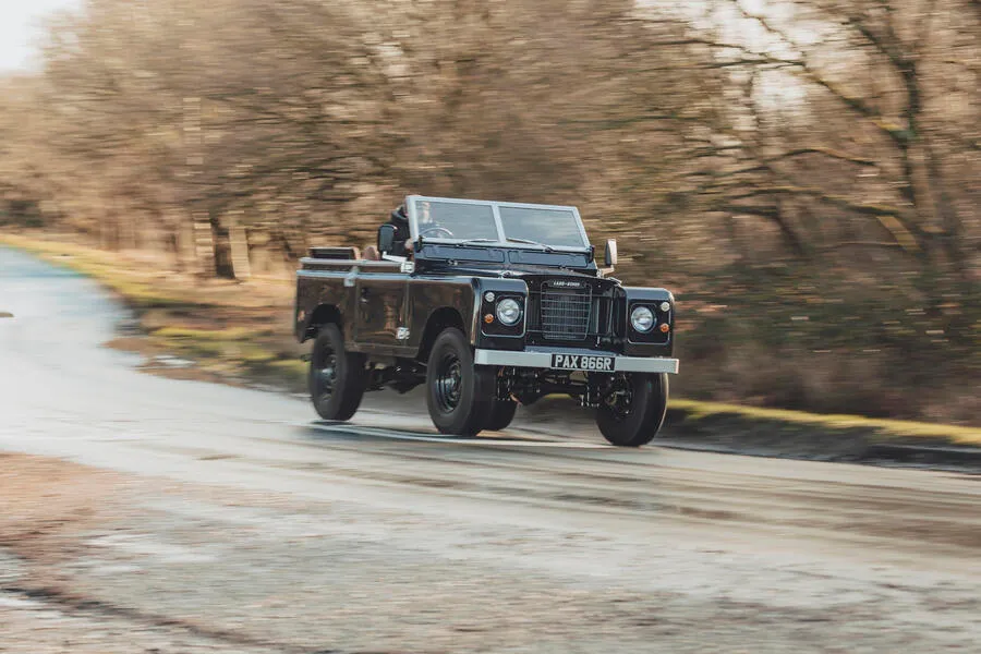 تولد دوباره یک افسانه؛ بررسی لندروور سری ۳ “آدمیرال” با قلب تپنده V8