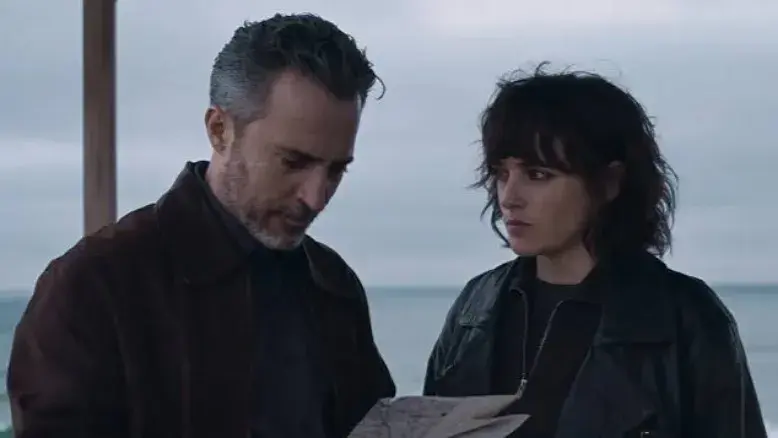 فیلم اسپانیایی «او در تاریکی قدم برمی‌دارد» با دوبله فارسی آماده پخش شد