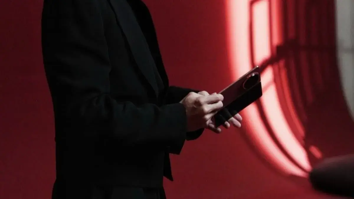 انتشار تصاویر اولیه گوشی تاشو آنر مجیک V6 با رنگ قرمز تیره