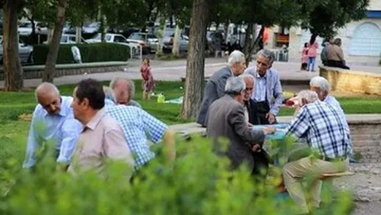 چه کسانی همزمان می‌توانند دو مستمری بازنشستگی دریافت کنند؟