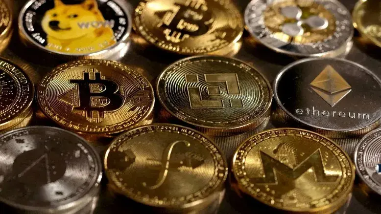 قیمت بیت‌کوین و ارزهای دیجیتال ۱۰ مرداد ۱۴۰۵؛ بازار در مدار منفی