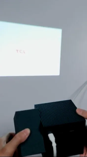 آنباکسینگ پروژکتور تی سی ال TCL Play Cube | پروژکتور مکعبی قابل‌حمل با Google TV و باتری داخلی