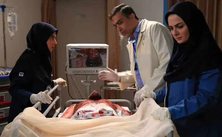 تصاویر جدید از پشت صحنه سریال «تیم درمان» منتشر شد؛ بیتا سحرخیز در یک مجموعه پزشکی 