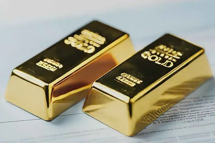 قیمت جهانی طلا چگونه بر بازار ایران تأثیر می‌گذارد؟