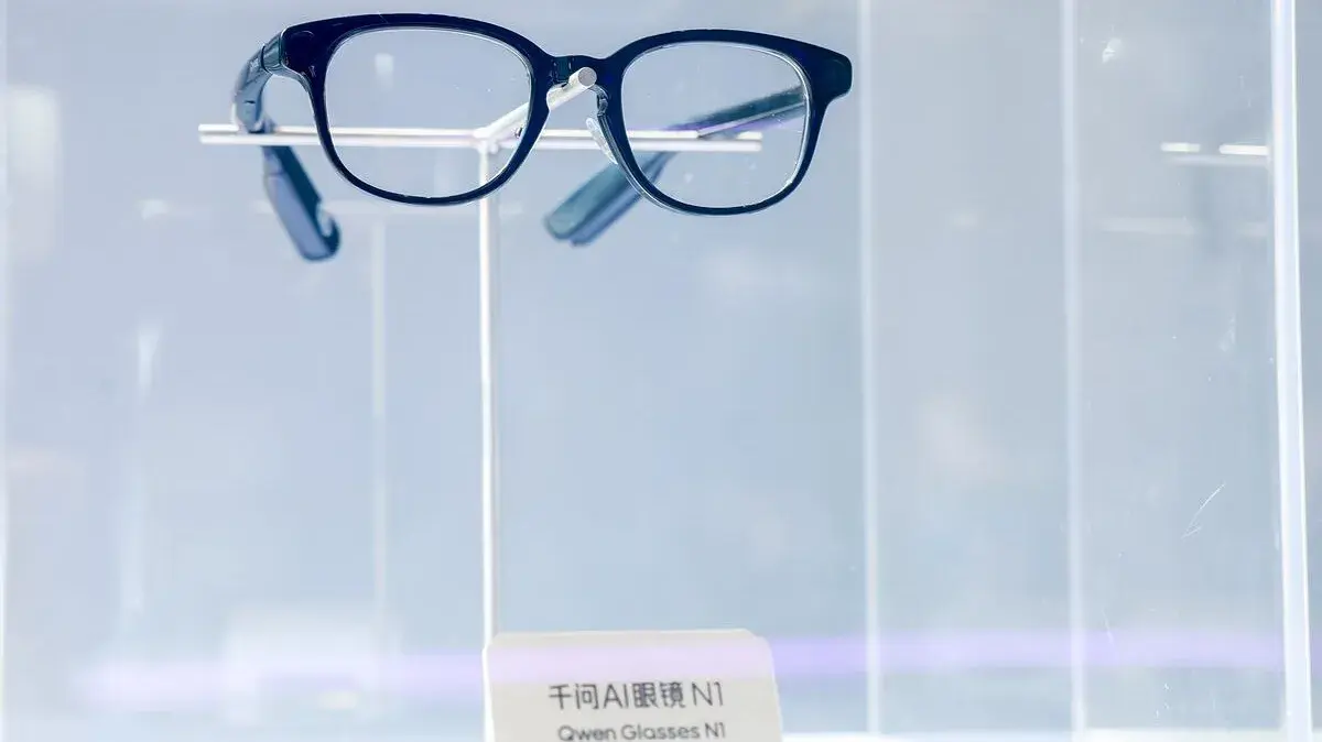علی‌بابا از عینک‌های هوشمند سری Qwen Glasses N1 با دستیار هوش مصنوعی و قیمت پایه ۲۹۹۹ یوان رونمایی کرد
