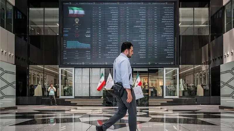 عقب‌نشینی شاخص کل بورس تهران از اوج روزانه با افزایش فشار فروش در نمادهای بزرگ