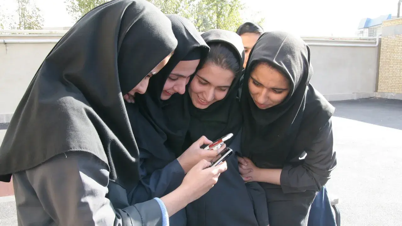 تغییر ضوابط انضباطی مدارس؛ استفاده از موبایل در کلاس درس با اجازه معلم مجاز شد