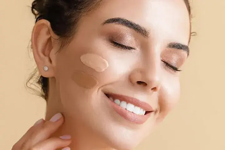 اکسید شدن کرم پودر؛ چرا رنگ کرم پودر روی پوست تیره می‌شود؟