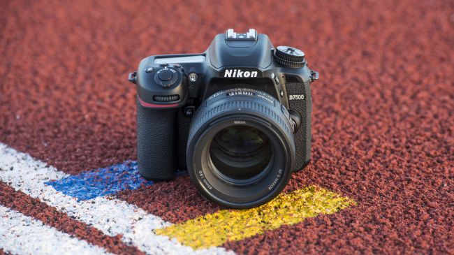نیکون D7500