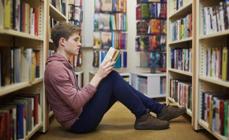نقش مطالعه در زندگی انسان / boy-reading-book
