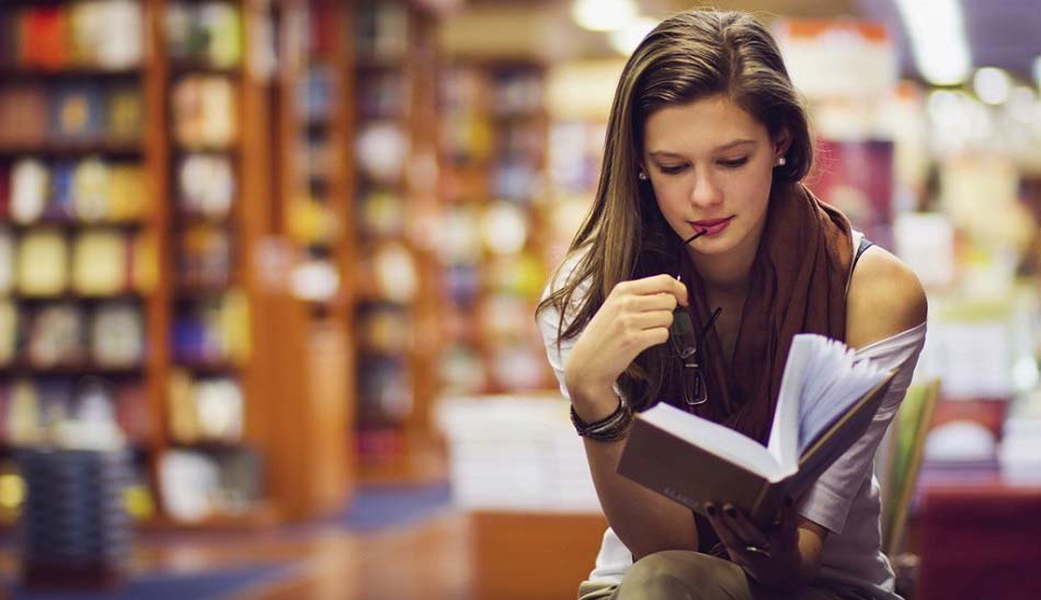 فواید خواندن کتاب / girl reading book