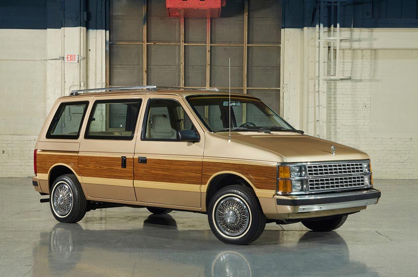 1984-Dodge-Caravan-front-three-quarter(1) / برترین ماشین آمریکایی قدیمی