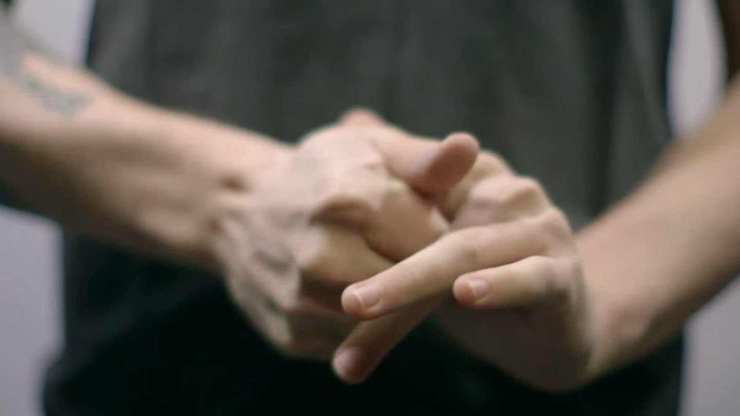 cracking knuckle / شکستن قولنج انگشتان دست