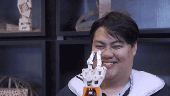 chest-mounted robot feeding arm/ غذا خوردن با بازوی رباتیک