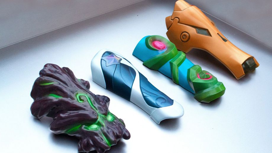 LOL-themed prosthetic arm / بازوی پروتزی با تم LOL