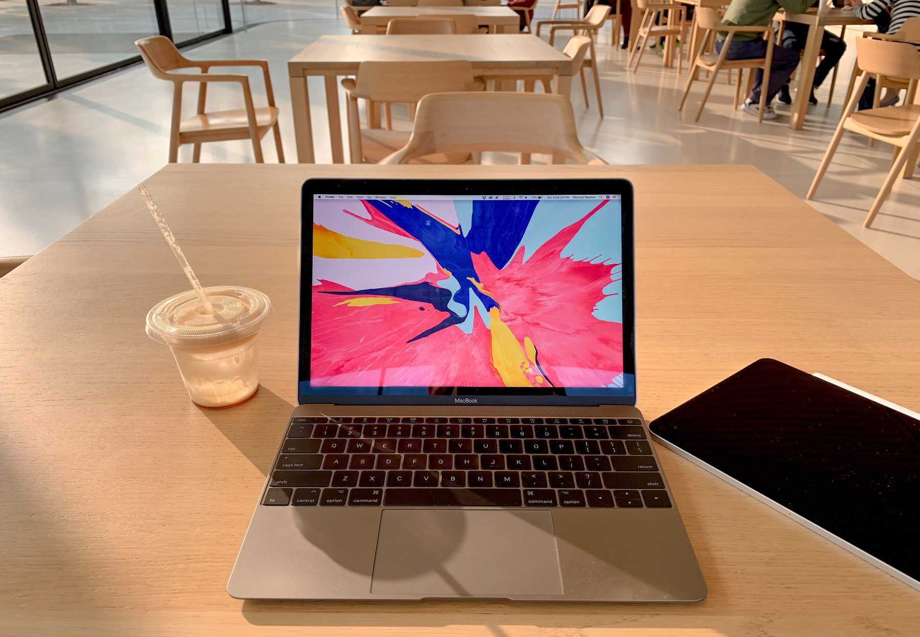 مک بوک روی میز / MacBook on a Desk