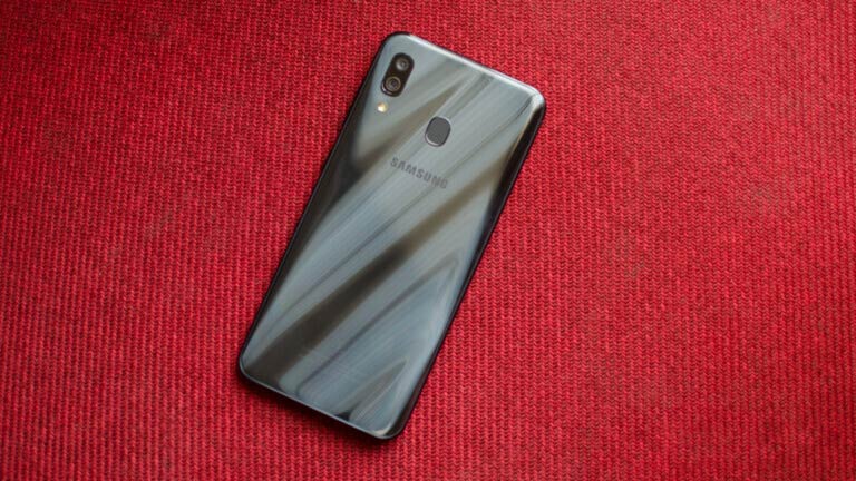 Samsung-Galaxy-A30-showing-gradient-finish-on-the-back-768x432 / مشخصات گوشی a30 2019