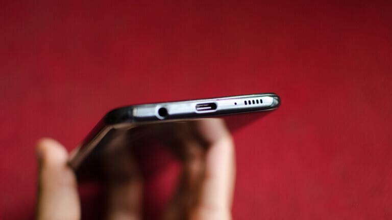 Samsung-Galaxy-A30-usb-c-port-and-headphone-jack / گوشی A30 2019