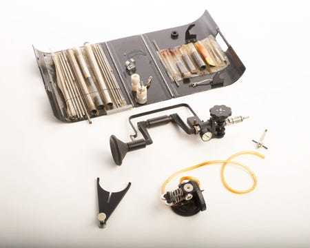 A hand-crank drill / دریل دستی