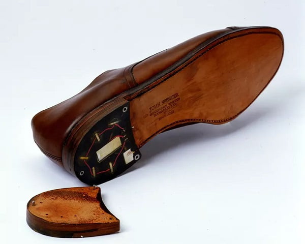 Shoe with heel transmitter / کفش با فرستنده مخفی