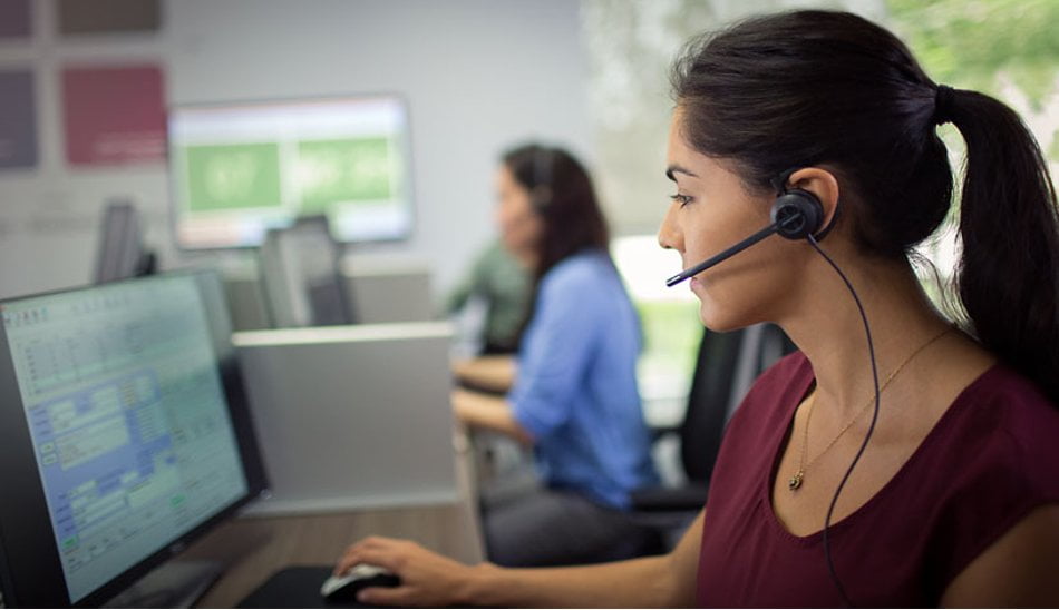 correct position of the screen, documents and telephone / صحیح نشستن پشت میز کامپیوتر