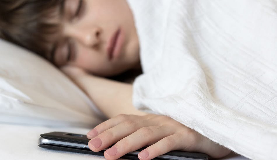 sleeping next to phone/ خوابیدن با موبایل