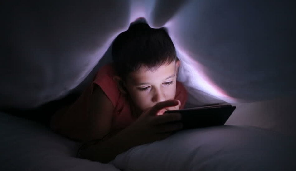 sleeping next to phone/ خوابیدن با گوشی