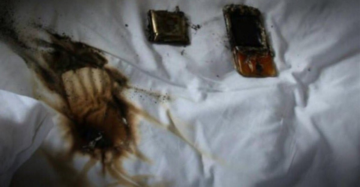 sleeping next to phone/ خوابیدن کنار موبایل