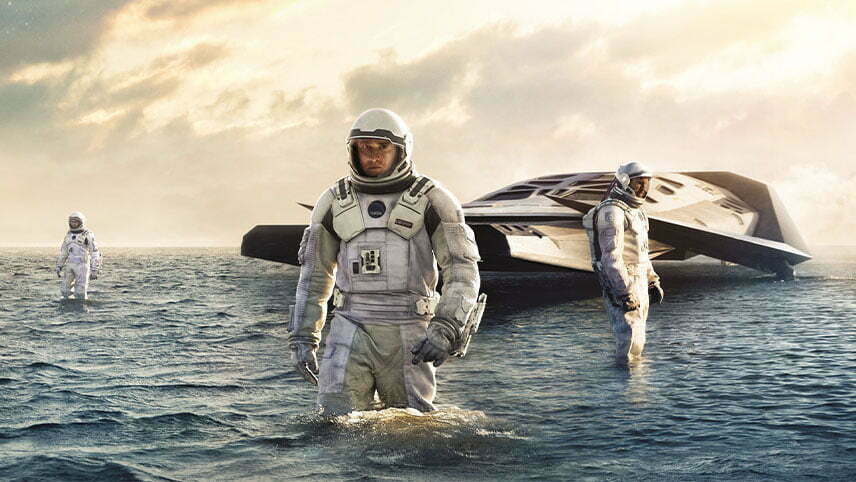 بهترین فیلم های دهه 2020 - فیلم میان ستارهای (Interstellar) - فیلم های معروف 10 سال اخیر