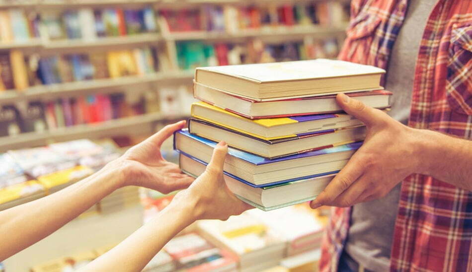 در نوروز کتاب بخوانیم . عیدی دادن