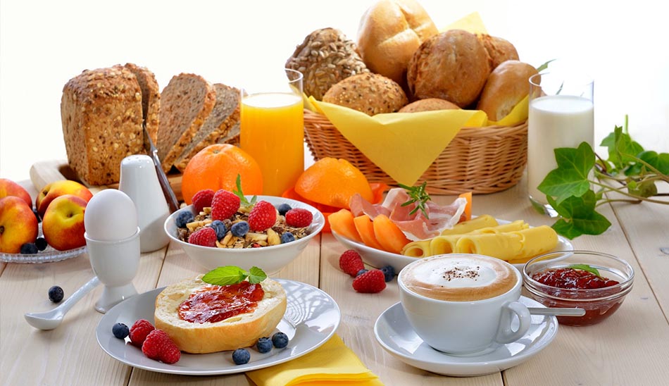بهترین زمان خوردن صبحانه / عوارض دیر خوردن صبحانه