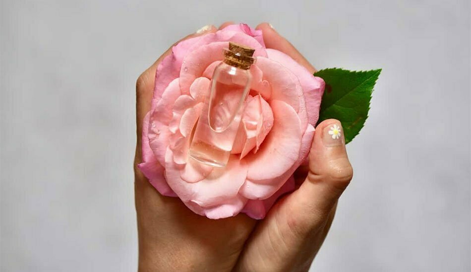 عوارض گلاب برای پوست / چگونه از گلاب برای پوست استفاده کنیم