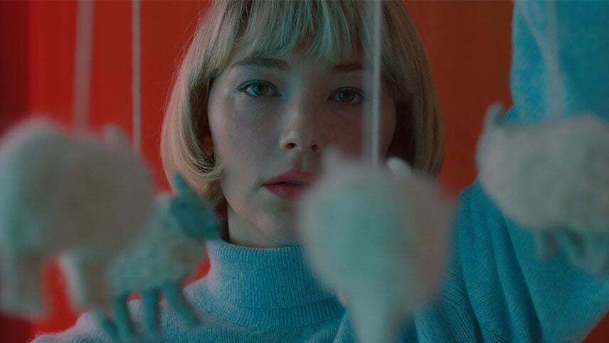 بررسی فیلم Swallow