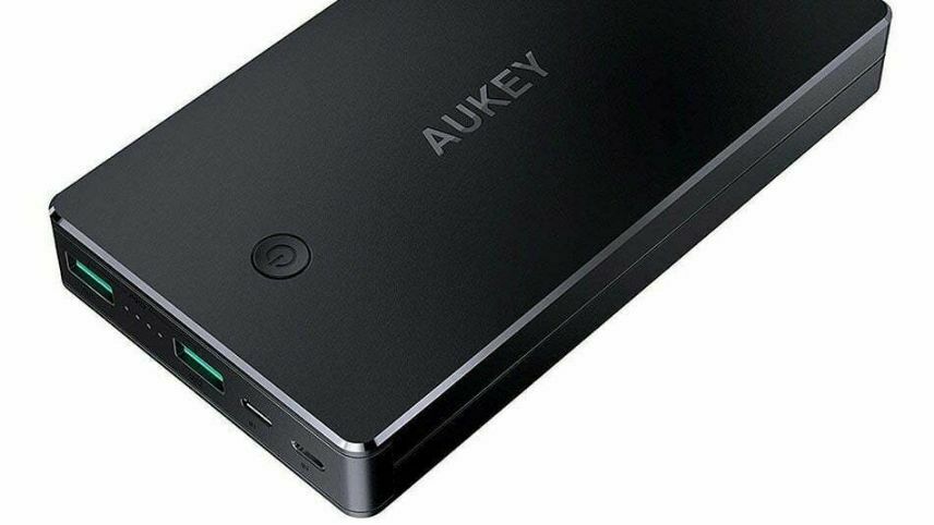 بهترین پاور بانک انکر - پاوربانک آکی (Aukey) با ظرفیت 20,000 میلیآمپر ساعت