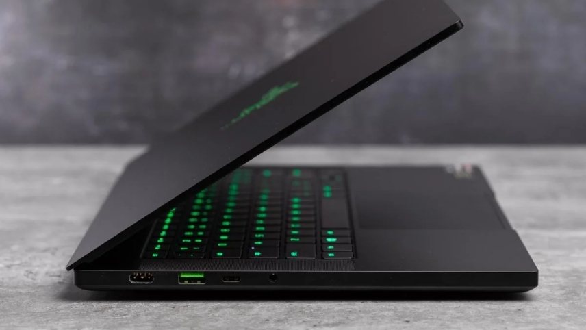 نما کنار لپ تاپ ریزر Blade 14
