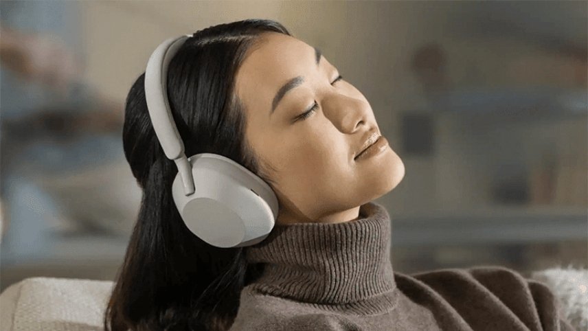 هدفون سونی WH-1000XM5 بر روی گوش با رنگ سیلور