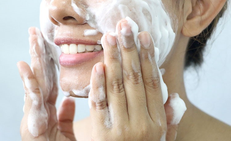 نحوه صحیح شستشوی صورت با انواع فیس واش