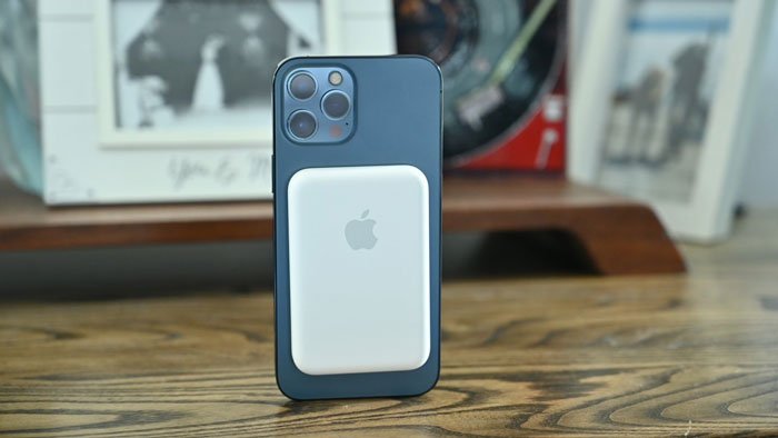 بهترین پاور بانک اپل برای آیفون: Apple MagSafe Battery Pack